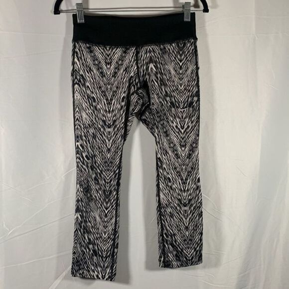 Nike Dri-Fit Black & White Cropped Athletic Leggings - Picture 1 of 8